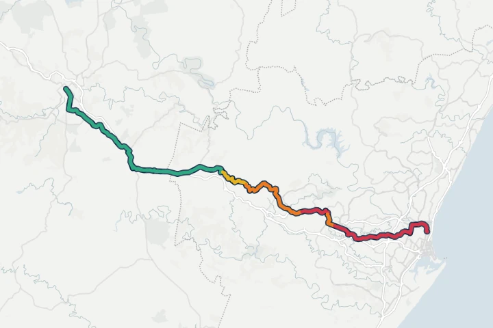Map of the 2027 Comrades Marathon down run from Pietermaritzburg City Hall over Polly Shortts, through Cato Ridge, Drummond, Hillcrest and Pinetown to Kings Park in Durban, each stretch coloured by how hard the weather usually made it for a 6:36 per km runner.